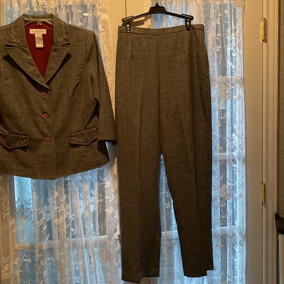 Two piece suit - Picture 2 of 9